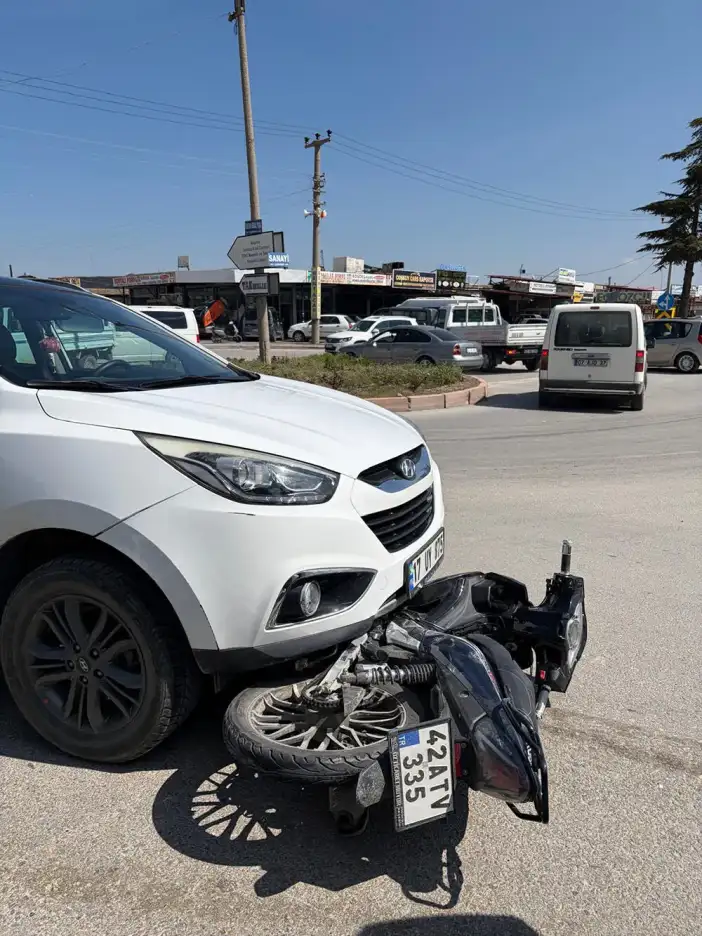 konyada-otomobil-motosikleti-altina-aldi-herkes-yarali-kadina-yardima-kostu