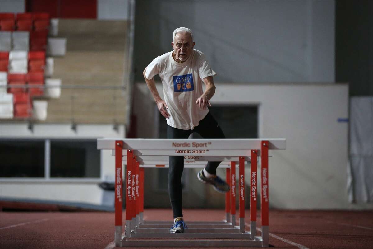 hem-doktor-hem-milli-atlet-80-yasinda-sampiyonluklara-kosuyor