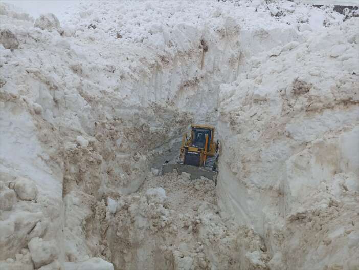 is-makinelerinin-gomuldugu-ilimizde-karla-mucadele