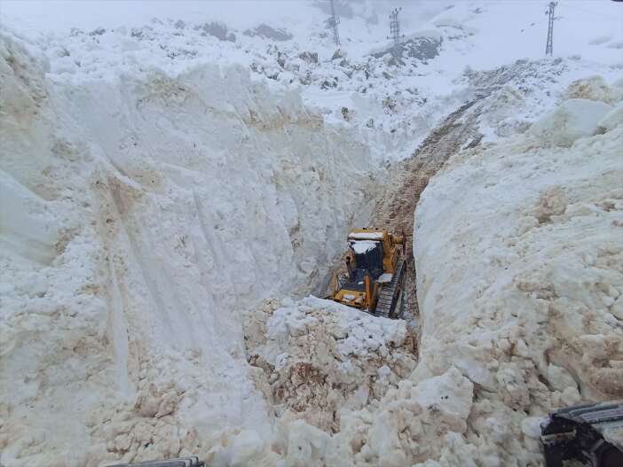 is-makinelerinin-gomuldugu-ilimizde-karla-mucadele