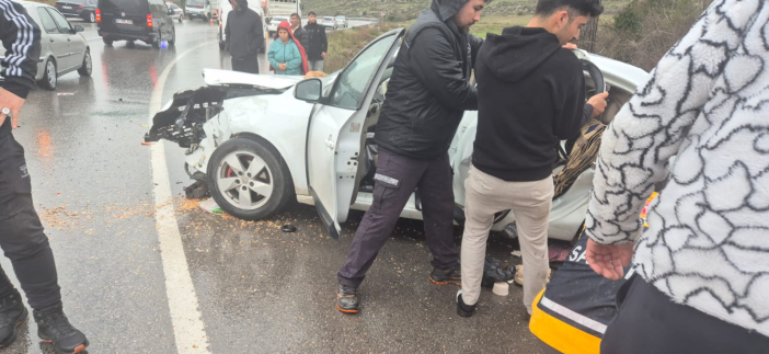 konya-antalya-yolunda-tir-otomobil-ile-carpisti