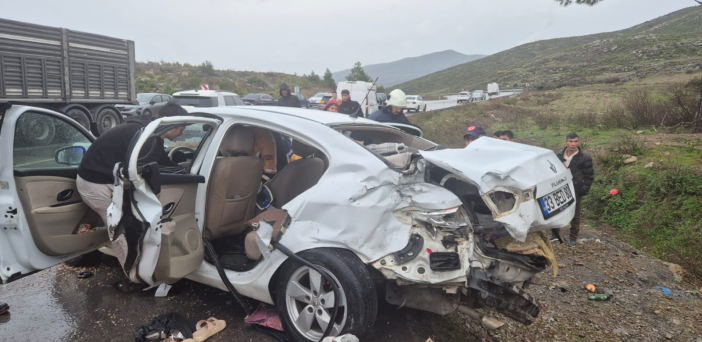 konya-antalya-yolunda-tir-otomobil-ile-carpisti