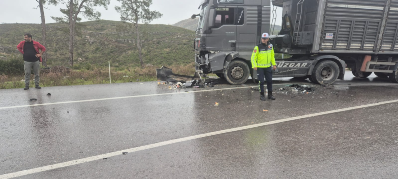 konya-antalya-yolunda-tir-otomobil-ile-carpisti