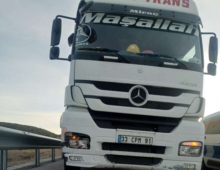 konyada-pes-pese-kaza-tir-otomobille-carpisti-beton-araci-devrildi