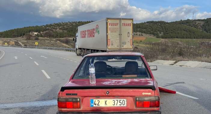 konyada-pes-pese-kaza-tir-otomobille-carpisti-beton-araci-devrildi