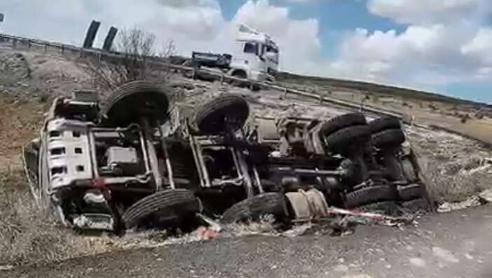 konyada-pes-pese-kaza-tir-otomobille-carpisti-beton-araci-devrildi