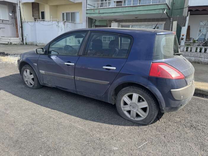 mahalleyi-ayaga-kaldiran-olay-araclara-carpip-lastiklerini-kesti