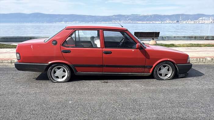 mahalleyi-ayaga-kaldiran-olay-araclara-carpip-lastiklerini-kesti