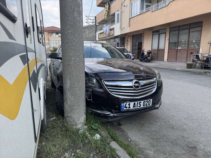 mahalleyi-ayaga-kaldiran-olay-araclara-carpip-lastiklerini-kesti