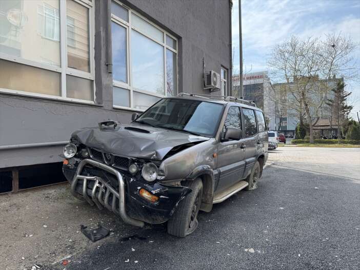 mahalleyi-ayaga-kaldiran-olay-araclara-carpip-lastiklerini-kesti