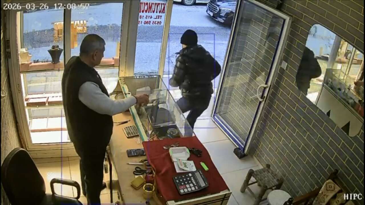 fotograf-bahanesiyle-60-bin-liralik-yuzugu-alip-kacti-hirsizlik-ani-kamerada