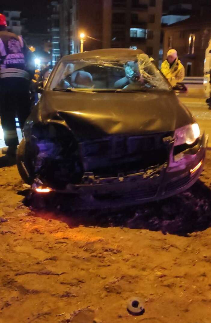 konyada-tir-ile-otomobil-carpisti-2-kadin-yaralandi