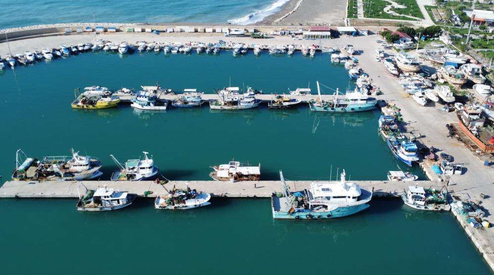 akdenizin-firtinasi-balikcilari-limana-siginmak-zorunda-birakti