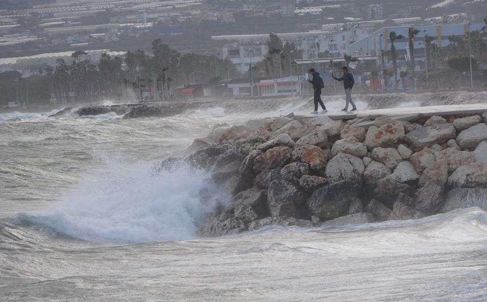 akdenizin-firtinasi-balikcilari-limana-siginmak-zorunda-birakti