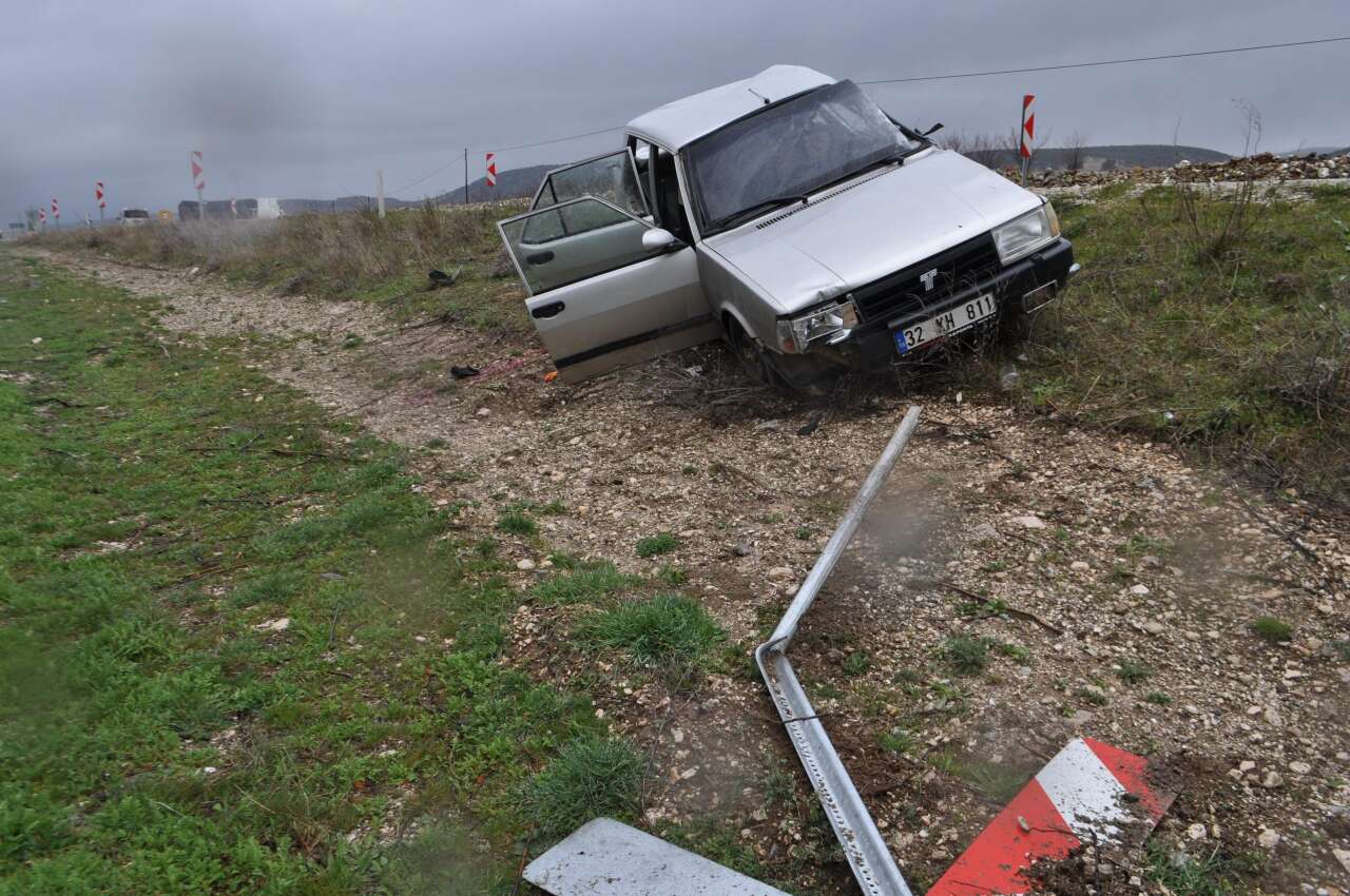 konya-yolunda-otomobille-carpisan-karavan-devrildi-1i-agir-3-yarali-var