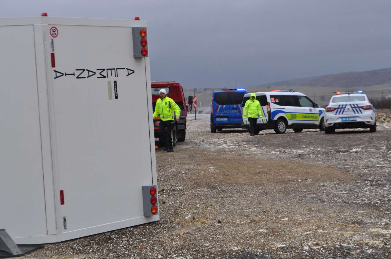 konya-yolunda-otomobille-carpisan-karavan-devrildi-1i-agir-3-yarali-var