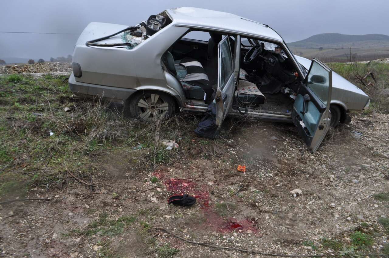 konya-yolunda-otomobille-carpisan-karavan-devrildi-1i-agir-3-yarali-var