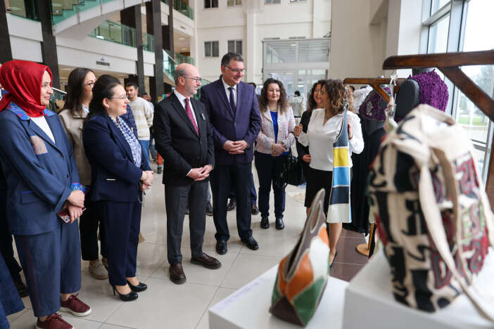 konyada-30-marta-ozel-sergi-acildi