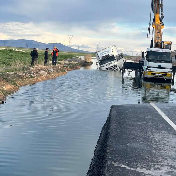 konyada-ekipleri-harekete-geciren-ihbar-suya-batan-aracta-zamanla-yaristilar