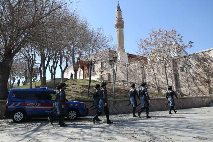 konyada-jandarma-ekipleri-selcuklu-sultanlarinin-kapisinda-nobet-tutuyor