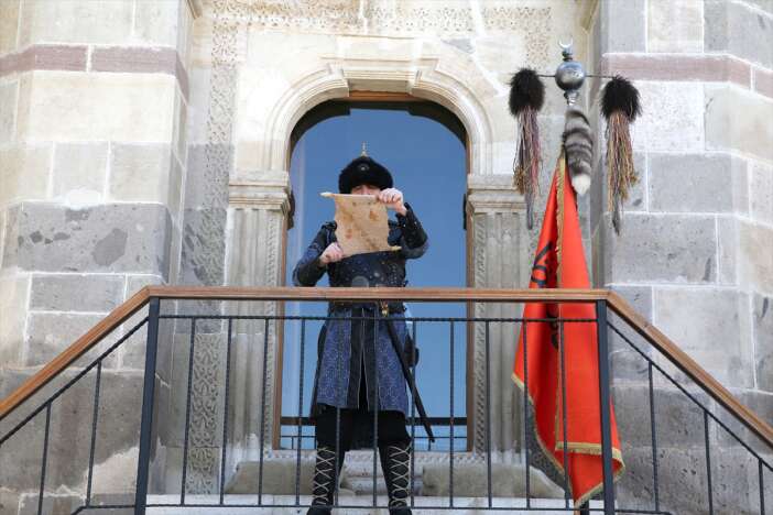 konyada-jandarma-ekipleri-selcuklu-sultanlarinin-kapisinda-nobet-tutuyor