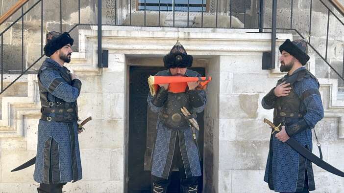 konyada-jandarma-ekipleri-selcuklu-sultanlarinin-kapisinda-nobet-tutuyor