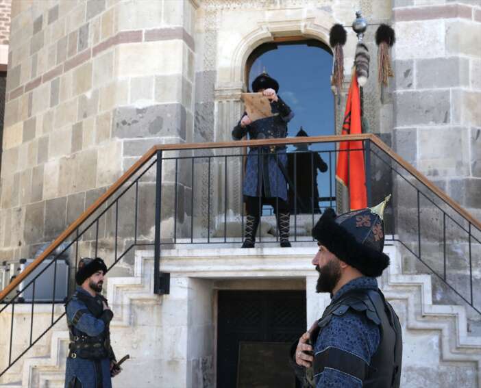 konyada-jandarma-ekipleri-selcuklu-sultanlarinin-kapisinda-nobet-tutuyor