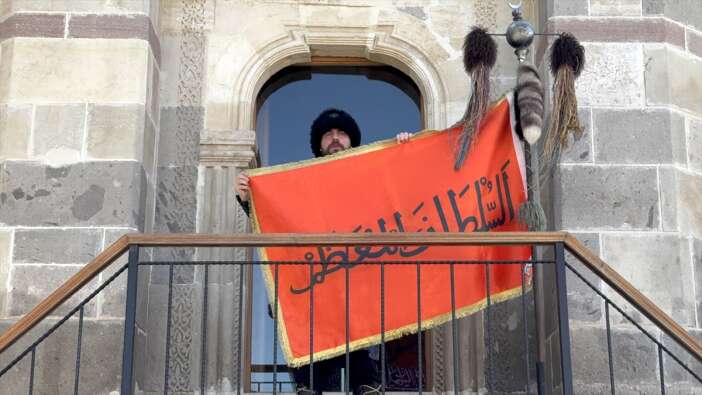 konyada-jandarma-ekipleri-selcuklu-sultanlarinin-kapisinda-nobet-tutuyor