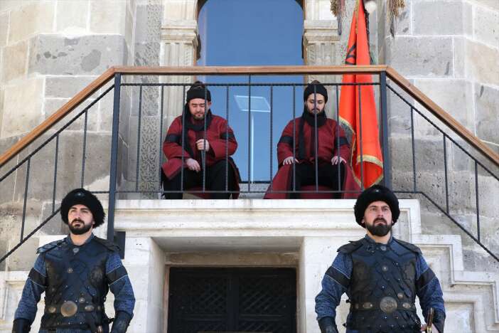 konyada-jandarma-ekipleri-selcuklu-sultanlarinin-kapisinda-nobet-tutuyor