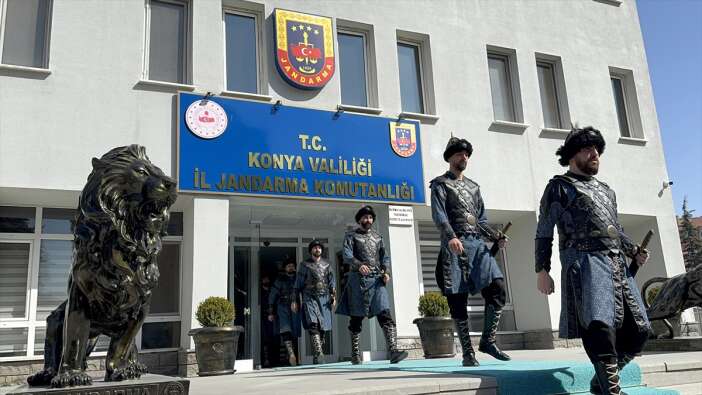 konyada-jandarma-ekipleri-selcuklu-sultanlarinin-kapisinda-nobet-tutuyor