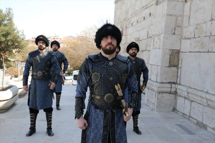 konyada-jandarma-ekipleri-selcuklu-sultanlarinin-kapisinda-nobet-tutuyor