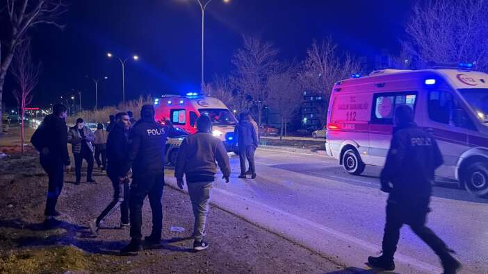 konyada-onlarca-ekibi-alarma-geciren-kaza-biri-devrildi-6-yarali-var