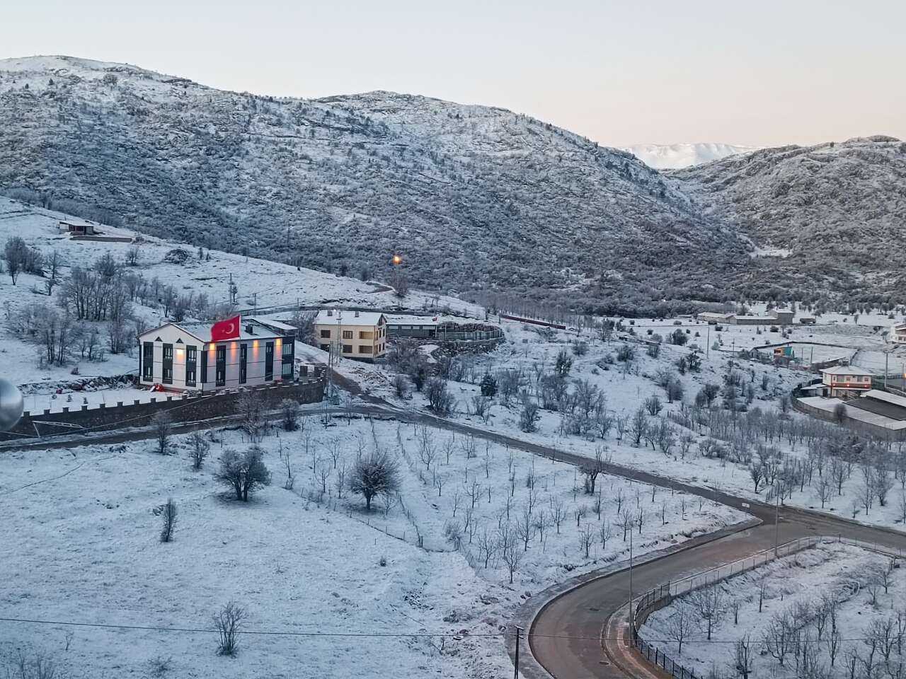 konyanin-bir-ilcesinde-kar-surprizi-her-yer-beyaza-burundu