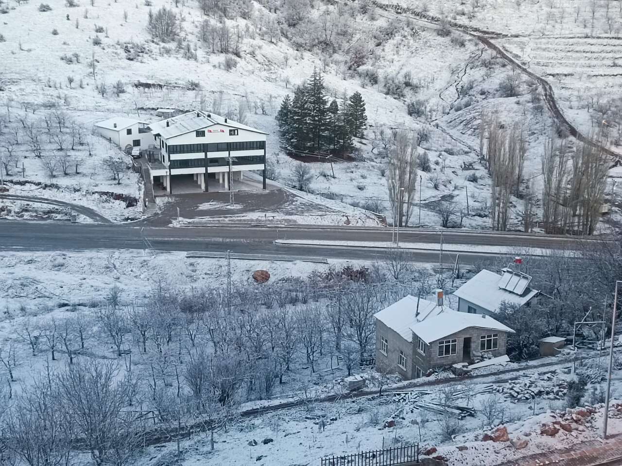 konyanin-bir-ilcesinde-kar-surprizi-her-yer-beyaza-burundu