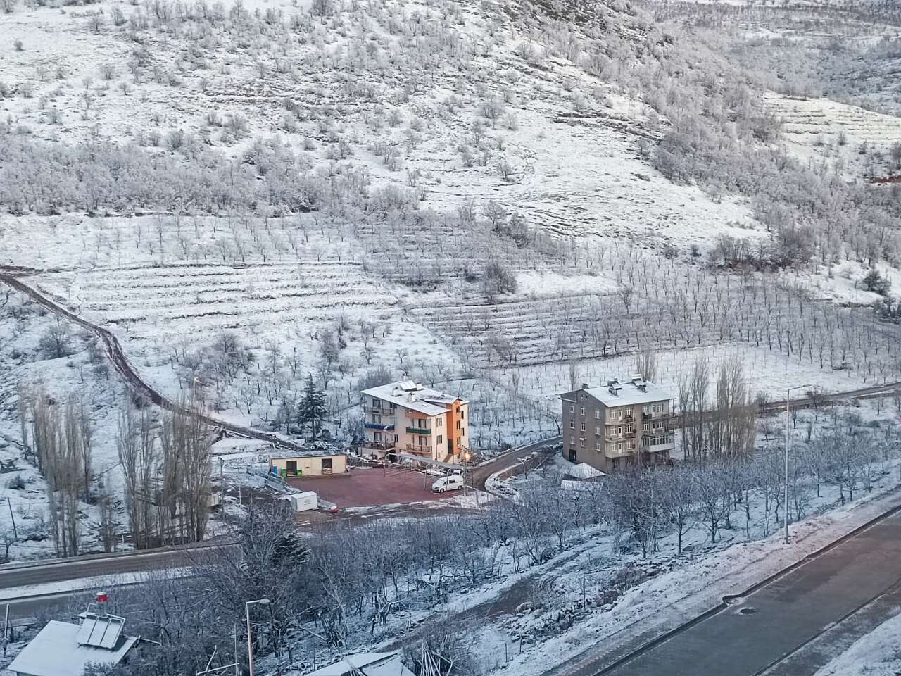 konyanin-bir-ilcesinde-kar-surprizi-her-yer-beyaza-burundu