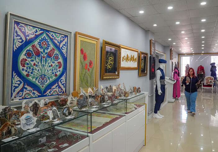 konyanin-yesil-kubbesi-yari-degerli-tasa-resmedildi