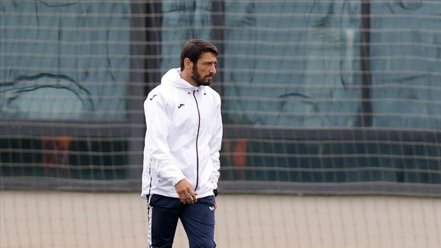 milli-takim-teknik-direktoru-egemen-korkmaz-macta-yere-yigildi