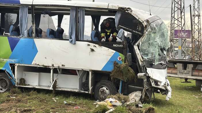 ogrencilerin-bulundugu-midibus-kaza-yapti-cok-sayida-yarali-var