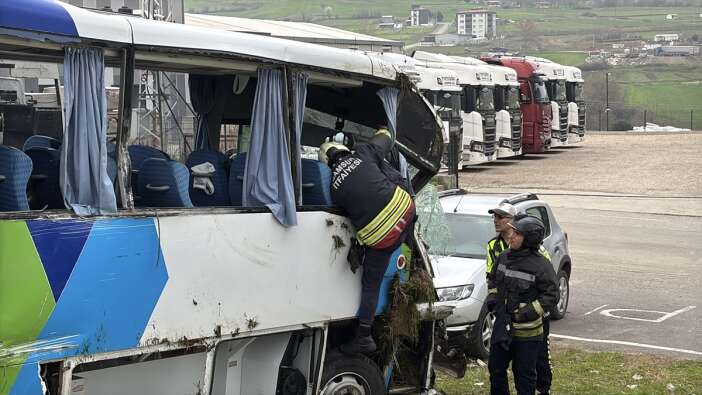 ogrencilerin-bulundugu-midibus-kaza-yapti-cok-sayida-yarali-var