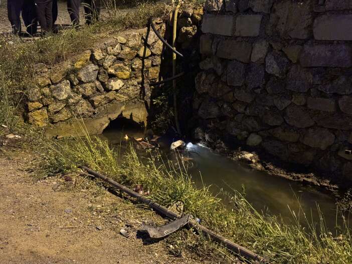 otomobilin-carptigi-bisiklet-kanala-uctu-erdogan-isil-oldu-karisi-yarali