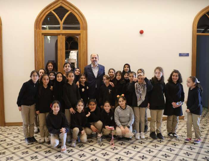 baskan-altay-ogrencilerle-tas-binada-bulustu