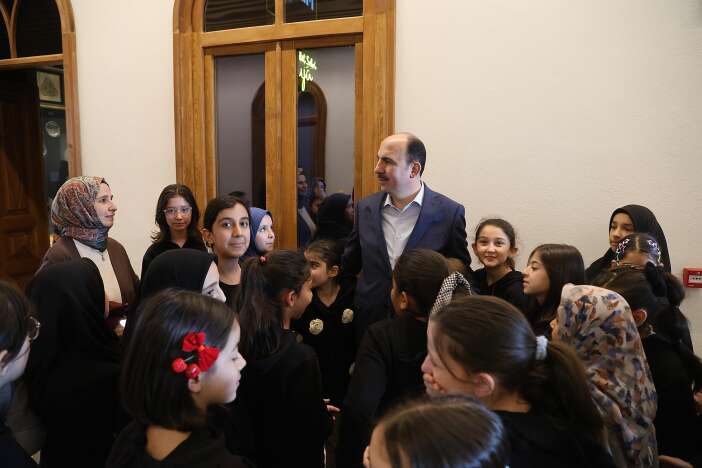 baskan-altay-ogrencilerle-tas-binada-bulustu