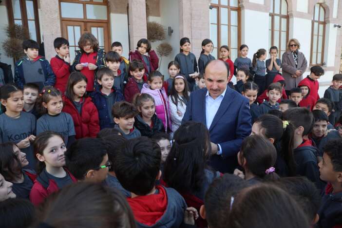 baskan-altay-ogrencilerle-tas-binada-bulustu