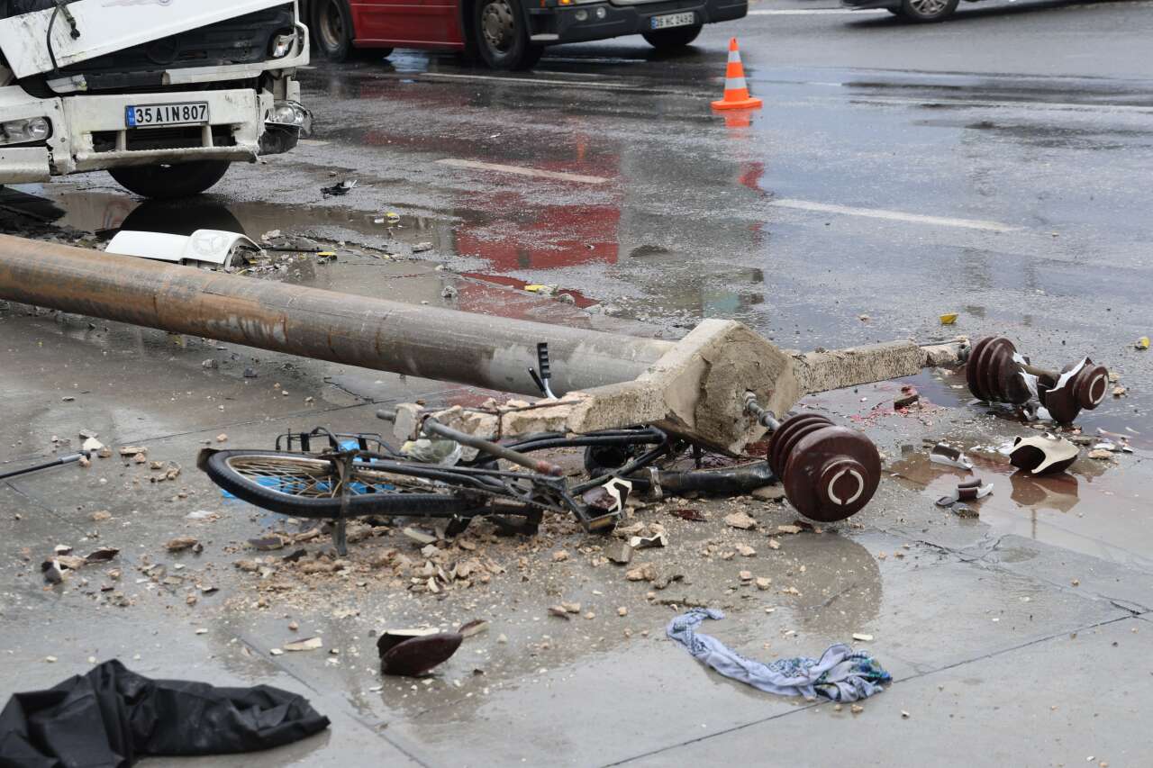 kamyonun-carptigi-elektrik-diregi-72-yasindaki-adamin-uzerine-dustu