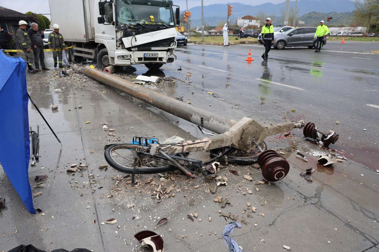 kamyonun-carptigi-elektrik-diregi-72-yasindaki-adamin-uzerine-dustu