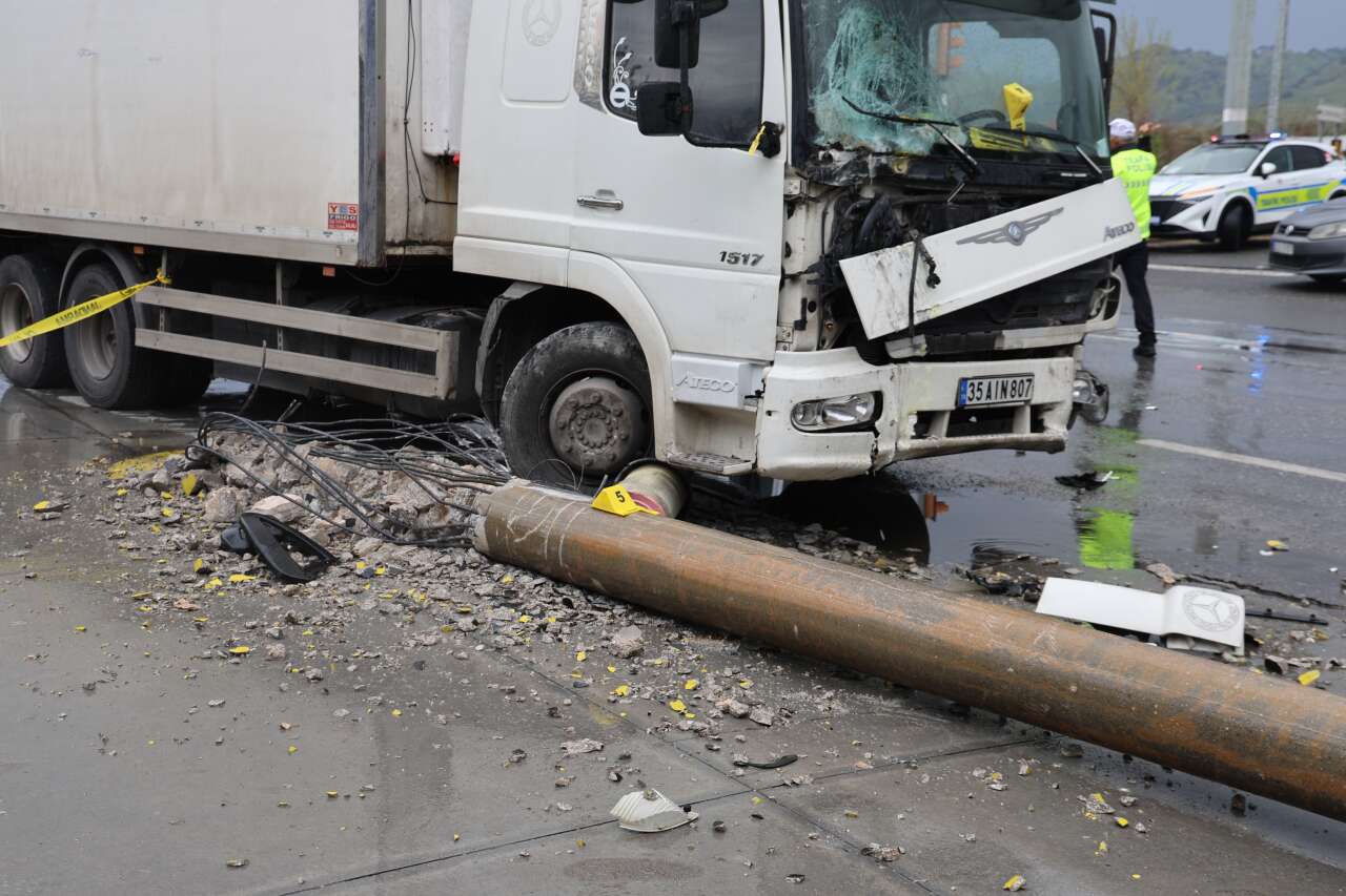 kamyonun-carptigi-elektrik-diregi-72-yasindaki-adamin-uzerine-dustu