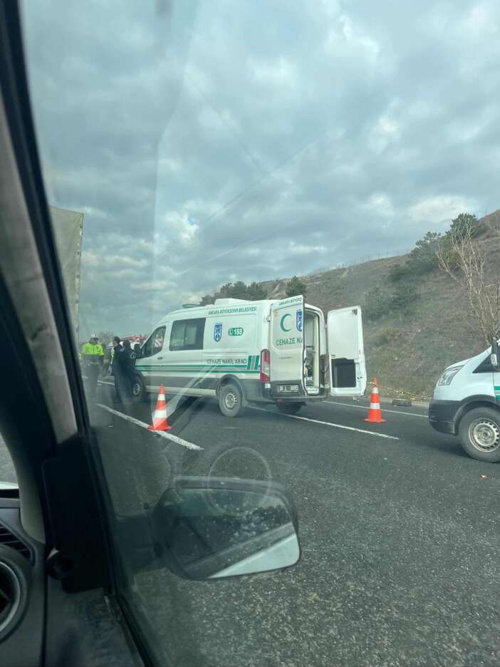 konya-plakali-otomobil-ankarada-kaza-yapti-cok-sayida-olu-var