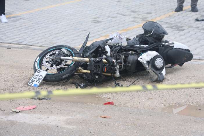 konyada-bayram-gunu-otomobil-carpan-motosikletli-gencten-aci-haber