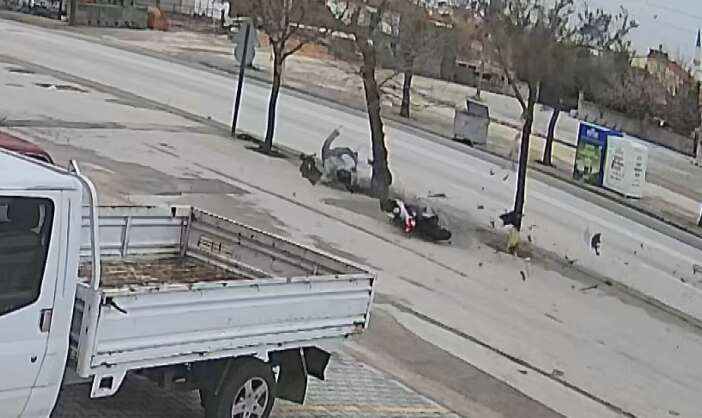 konyada-bayram-gunu-otomobil-carpan-motosikletli-gencten-aci-haber