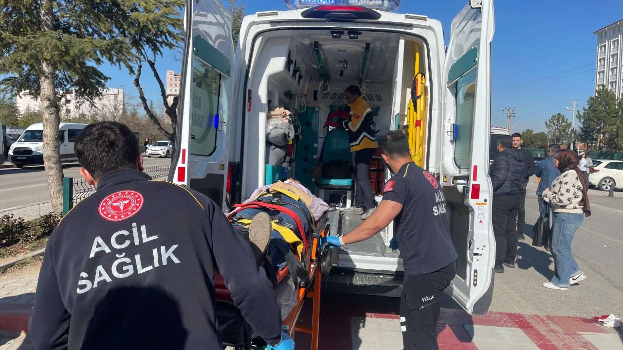 konyadan-karamana-giden-universite-ogrencisine-otomobil-carpti